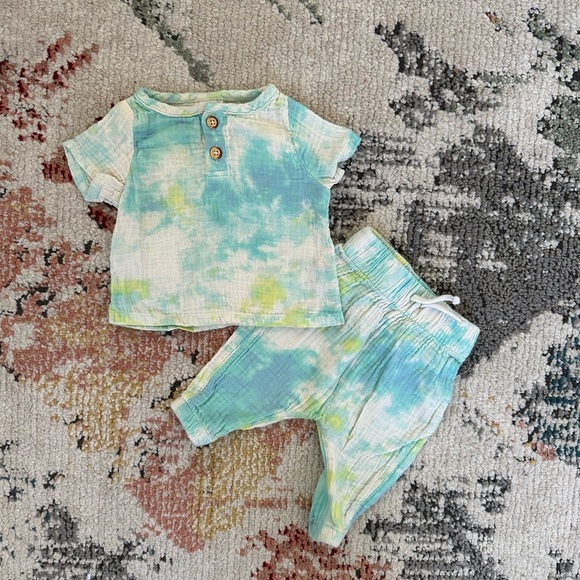 Muslin Tie Dye Baby Outfit Set 0-3 Months Baby Boy Cat & Jack excellent like new - Picture 6 of 14